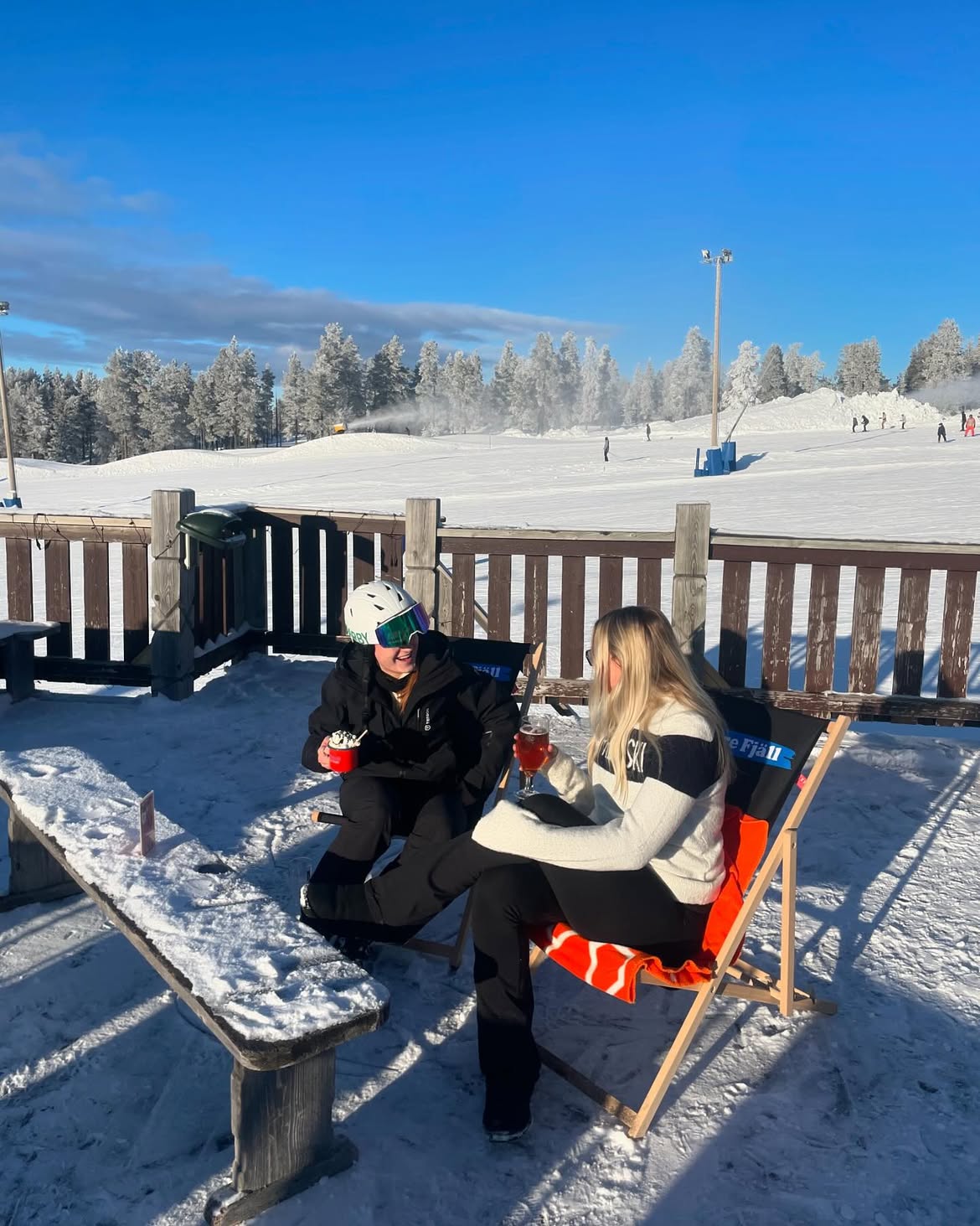 Charlies restaurangfasad med skylt i Västbacken
