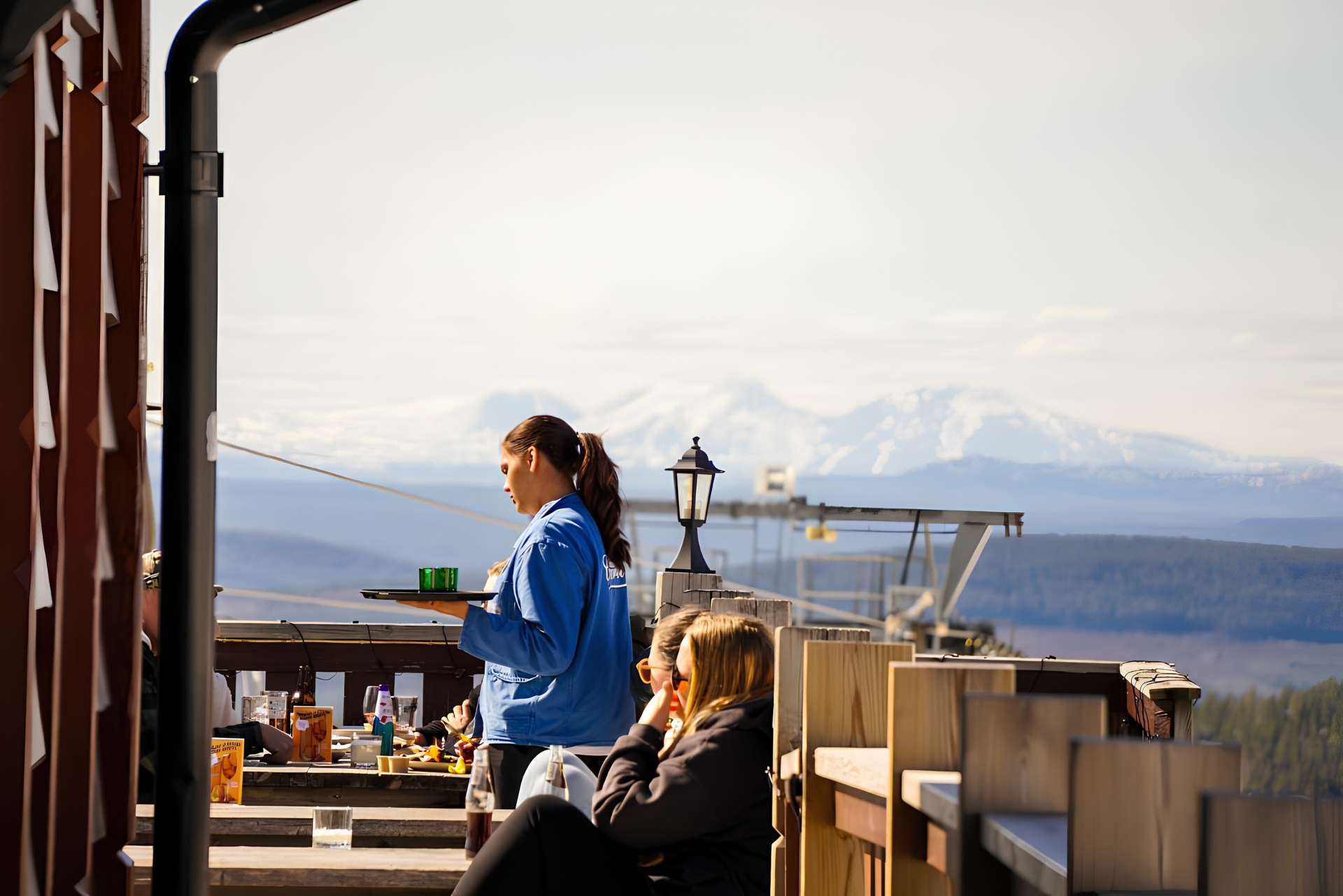 Uteserveringen på Charlies med utsikt över Idre Fjäll