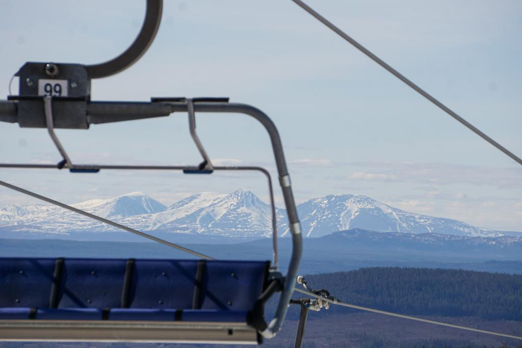 Afterski – utsikt mot skidlift genom fönstret